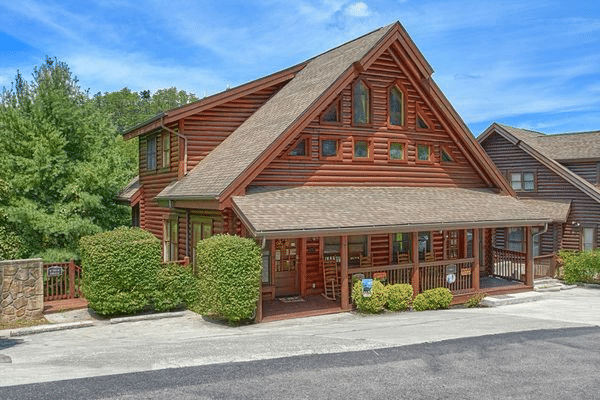 "Southern Deluxe" Pigeon Forge Cabin Near Golf & Dollywood