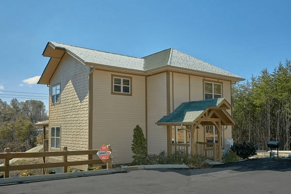 "Bear Paws" A Pigeon Forge Cabin Near Popular Attractions